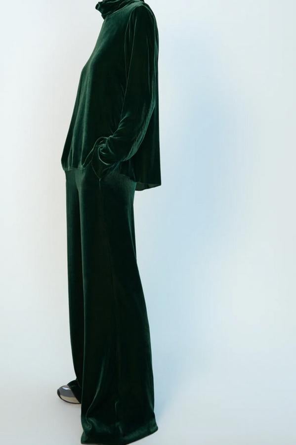 En color verde, confeccionado en terciopelo con tejido en mezcla de seda, este pantalón de pernera ancha viene con cintura elástica en la espalda, bolsillos laterales ocultos en costura y cierre en lateral con cremallera, tiene un precio de 49,95 euros y está disponible en Zara entre las tallas XS y XXL.