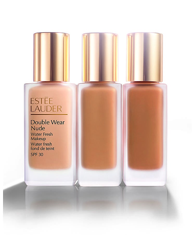La Double Wear Nude FPS 30 de Estée Lauder (45 euros) es una base que deja un aspecto invisible, natural, saludable y fresco hasta 24 horas. Tiene una fórmula infundida de agua para una piel fresca y ligera, sin aceites y con un complejo natural derivado de frutos rojos, cáscara de sandía, semillas de lichi y extractos de manzana para proporciona una hidratación instantánea.