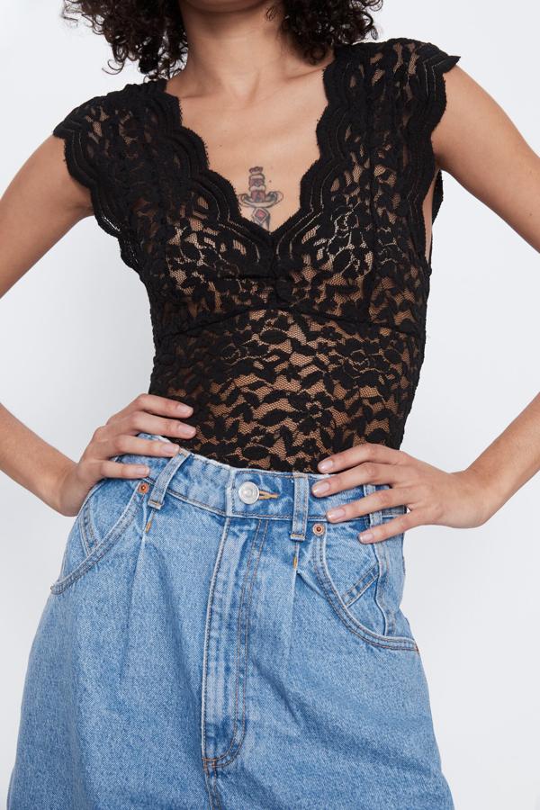 Diseño semitransparente en color negro para este body de Zara con escote de pico y manga sisa. Tiene un precio de 15,95 euros y está disponible en las tallas S y M.