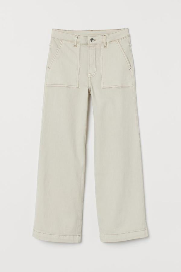 En denim elástico y lavado, con perneras amplias rectas, estos pantalones denim de H&M en beige claro vienen con bolsillos de parche delanteros y traseros. Tiene un precio de 24,99 euros y solo queda en las tallas 42 y 44.