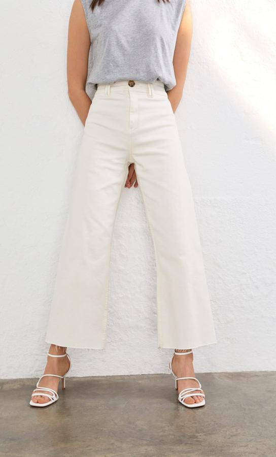 En serga seamless, este pantalón color crudo de Stradivarius viene con tiro alto, cinco bolsillos, detalle de pernera ancha y bajos deshilachados. Cuesta 25,99 euros y está disponible en las tallas 36, 42 y 44.