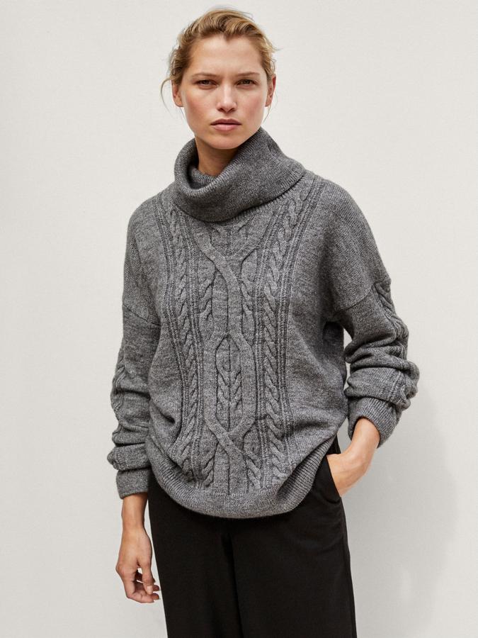 De venta exclusiva en la web de Massimo Dutti, este jersey con acabados acanalados y cuello alto en gris marengo con dibujo trenzado cuesta 69,95 euros y podemos comprarlo en las tallas S y M.