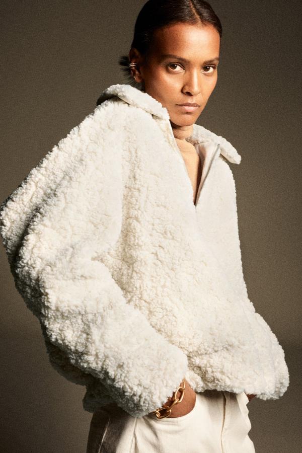 Cazadora corta de lana, de Zara (39,95 €).