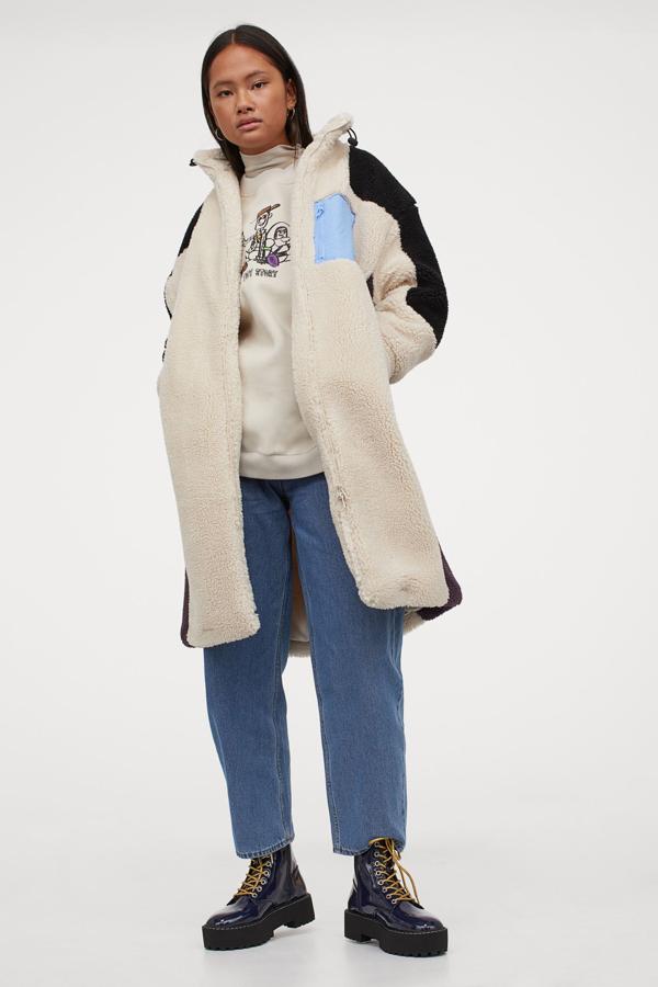 Parka tipo forro polar con parcheados, de H&M (69,99 €).