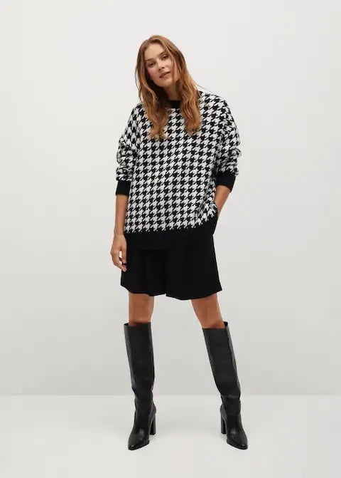 Sigue la tendencia con este jersey oversize de pata de gallo en blanco y negro, un básico para cualquier estilismo. (39,99 euros).