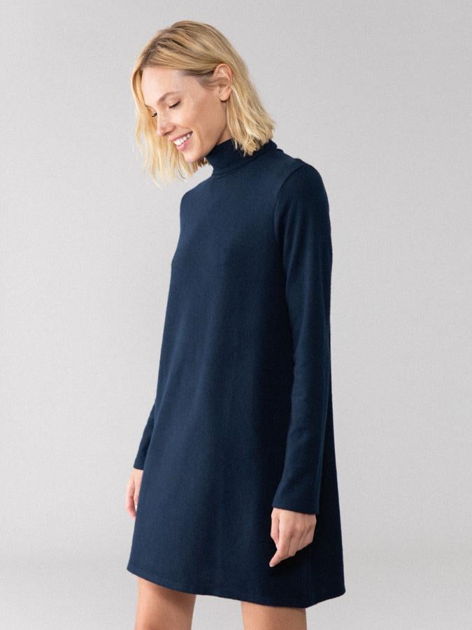 Este vestido mini de punto suave y cuello vuelto de Lefties es el más barato (y muy bonito) de nuestra selección: cuesta 9.99 euros.