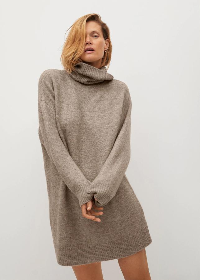 Sencillo, versátil, cómodo, calentito y súper favorecedor, este mini vestido de punto beige con cuello vuelto de Mango es uno de nuestros favoritos (39.99 euros).