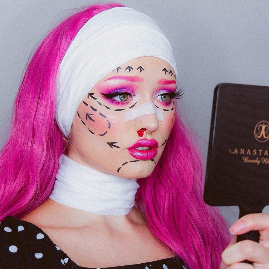 Una peluca rosa y un lápiz de ojos o eyeliner son dos de las cosas que te harán falta para recrear este maquillaje de Barbie operada.