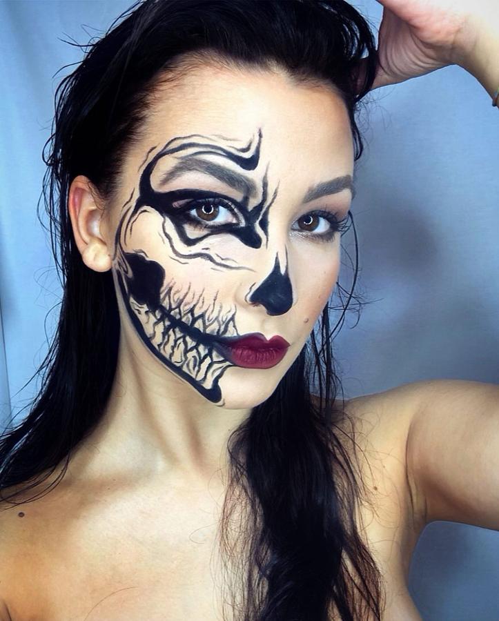 El disfraz de calavera es uno de los más buscados en Halloween y esta propuesta de @Cristinahurlez con media cara libre es perfecta.