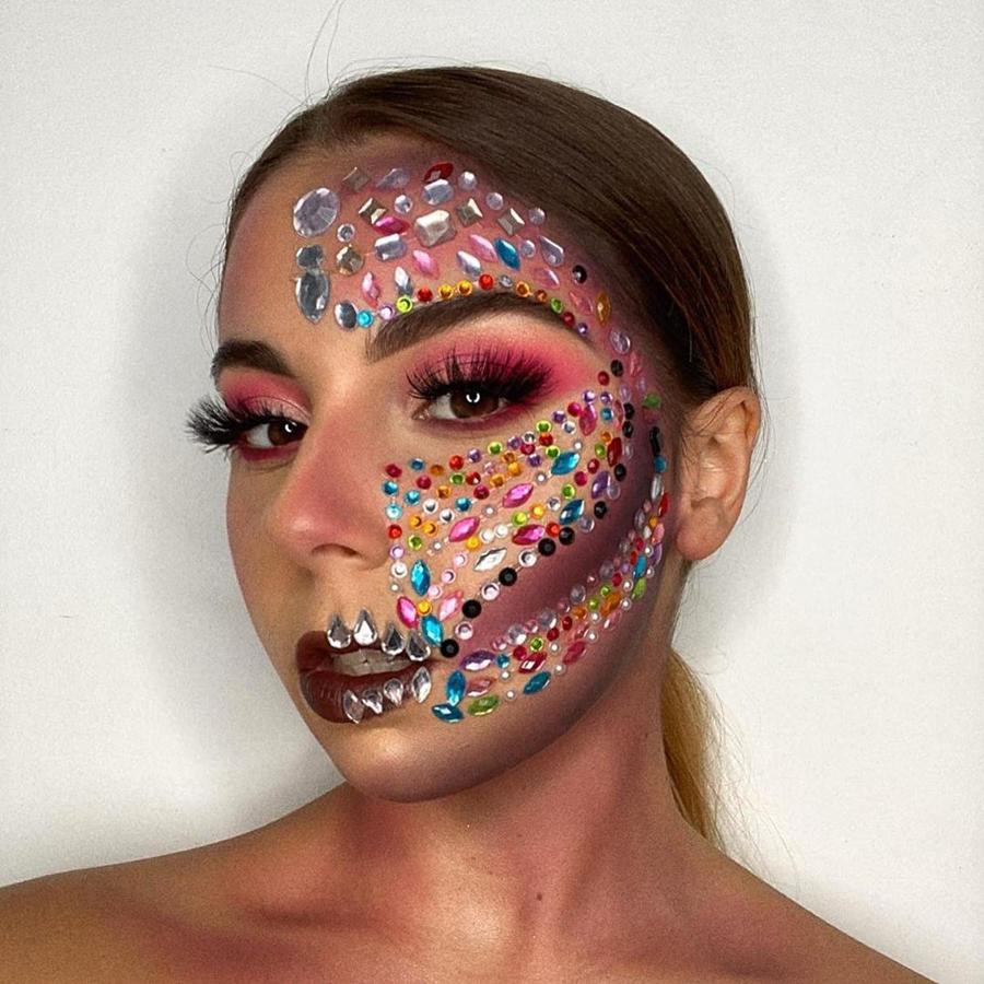 @glambyirene propone una versión del maquillaje de calavera muy brillante que puedes recrear con pegatinas para la cara y unas buenas pestañas postizas.