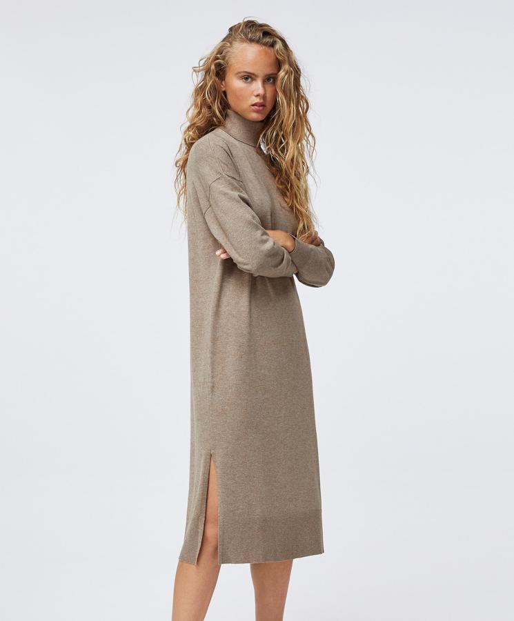 Este vestido de largo midi y con cuello vuelto es de Oysho y cuesta 35.99 euros.