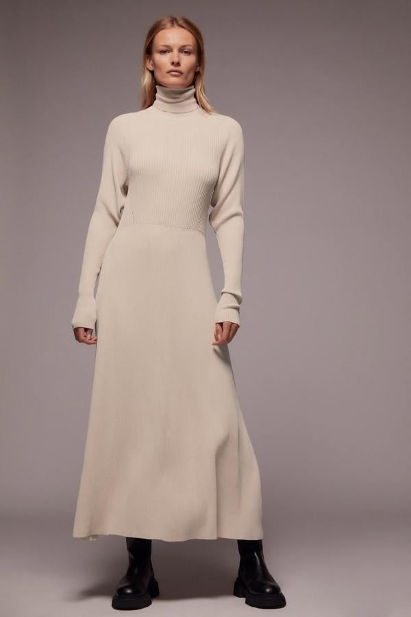 Uno de los vestidos de punto más favorecedores de la temporada es este midi de Zara, con cuerpo entalado, falda evasé y cuello vuelto (49.95 euros).
