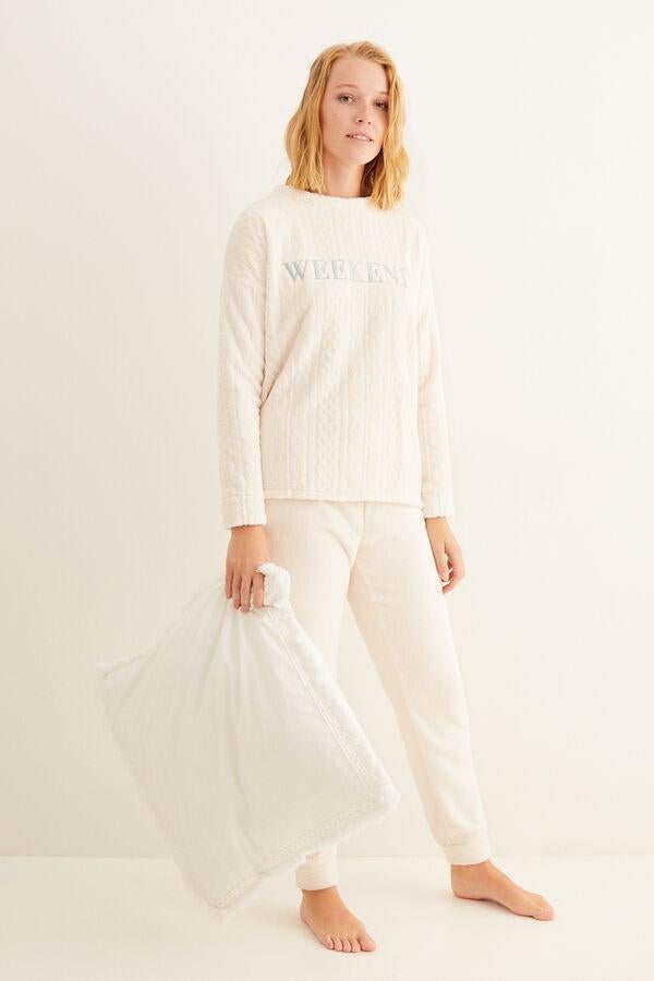 Otra propuesta polar es este bonito pijama de Women Secret en color blanco, con cintura elástica, tejido con diseño de ochos y pantalón con bajo en puño. De 36,99 euros ha pasado a costar 28,99 euros y está disponible entre las tallas XS y XL.