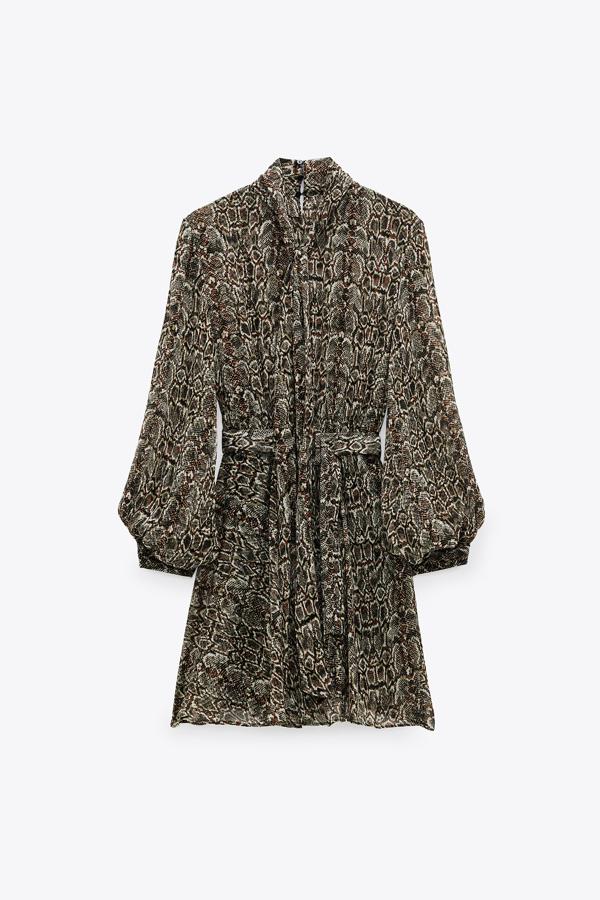 Perteneciente a la colección sostenible de la firma, este vestido corto con estampado animal viene con cuello subido con lazada, mangas largas abullonadas acabadas en puño y cintura elástica. Viene con cinturón con hebilla forrada a tono y de 39,95 euros ha pasado a costar 19,99 euros. Podemos encontrarlo en las tallas L y XL.