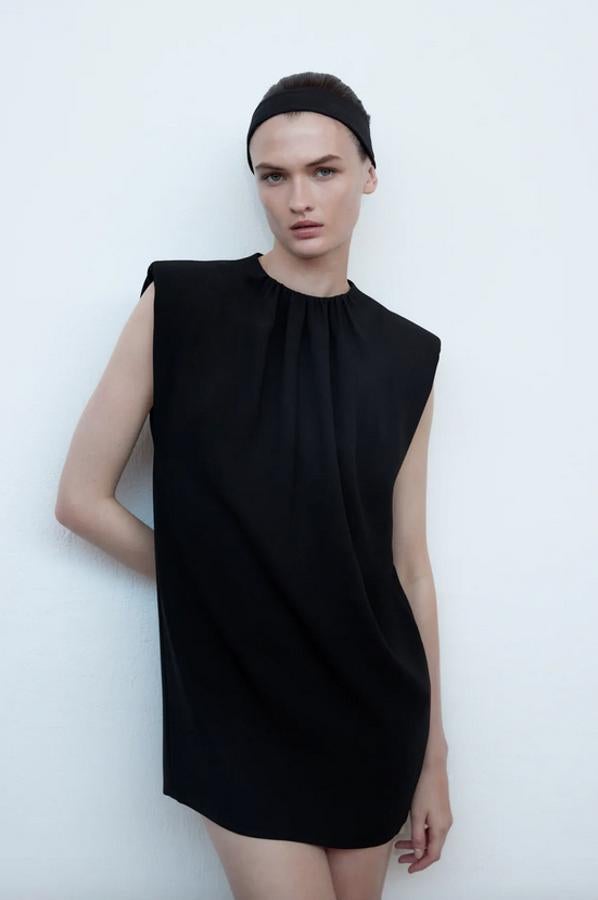 Diseño corto fluido para este vestido negro con cuello redondo y manga sisa con hombreras. Podemos encontrarlo entre las tallas XS y L por 12,99 euros (antes 29,95 euros).