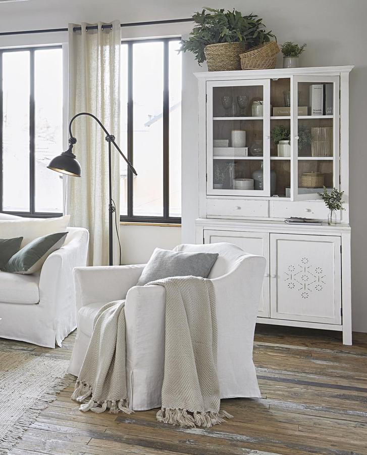 Si estás buscando dar un nuevo aire rustic chic a tu salón, hemos encontrado las dos piezas clave en Maisons du Monde: esta lampara de pie (129 euros) y la alacena (599 euros)