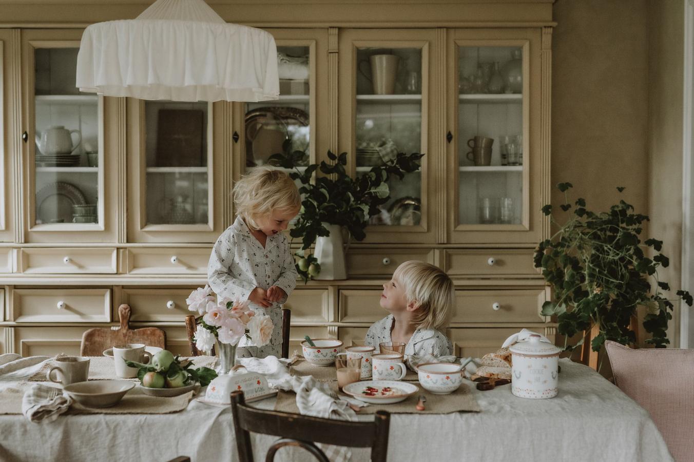 De la nueva colección 'A sunday story' de Zara Home lo queremos absolutamente todo. Pero si hay algo que nos ha robado especialmente el corazón ha sido su juego de platos, tazas, bandejas y demás menaje de loza esmaltada con motivos florales.