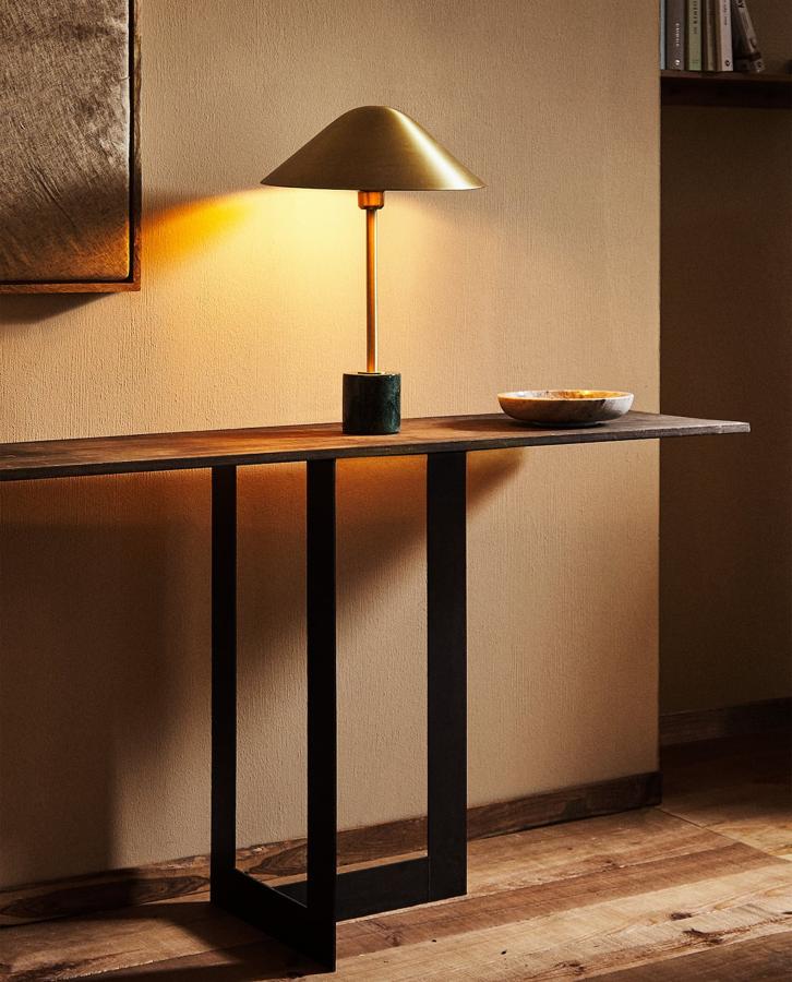 Crea puntos de luz indirecta en tu hogar para aumentar la sensación de calidez. Esta lámpara de mesa con base de mármol de Zara Home derrocha elegancia minimalista (89.99 euros)