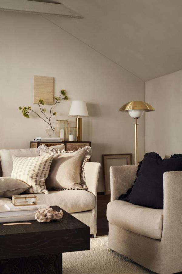 No nos cansamos de repetirlo: los textiles son la clave para cambiar espacios sin hacer casi inversión. Y estos elegantes cojines de lino de H&M Home son un buen ejemplo (14.99 euros)