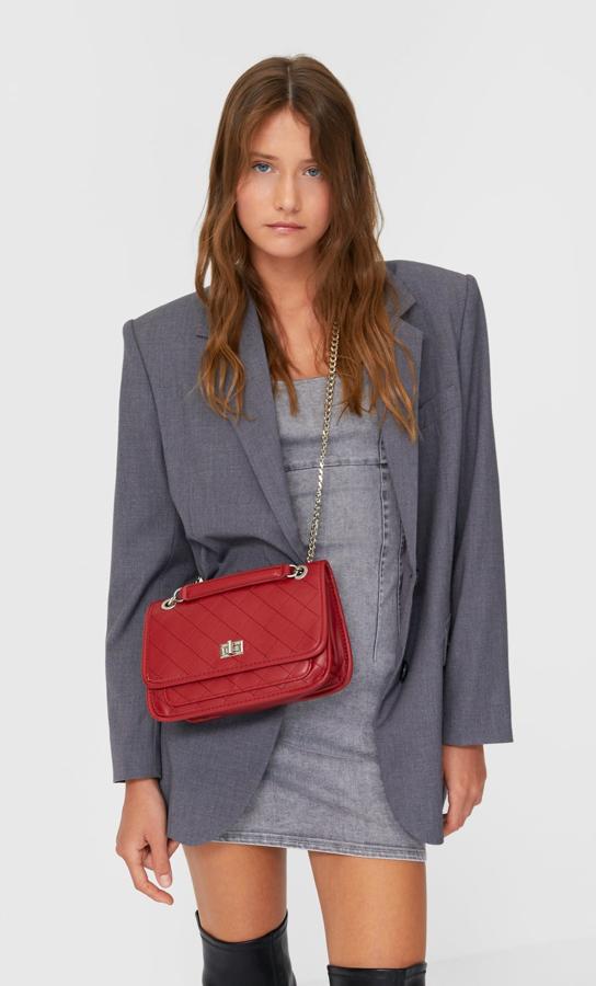 Un básico, en este caso de color rojo, la mítica bandolera acolchada con el asa de cadena y una extra para cuando quieras llevarlo de mano (15,99 euros).