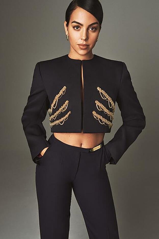 Traje de alta costura, de Schiaparelli. Los pendientes son de Mademoiselle Coline. En los labios, L’Absolu Rouge Drama Matte tono 274, de Lancôme.