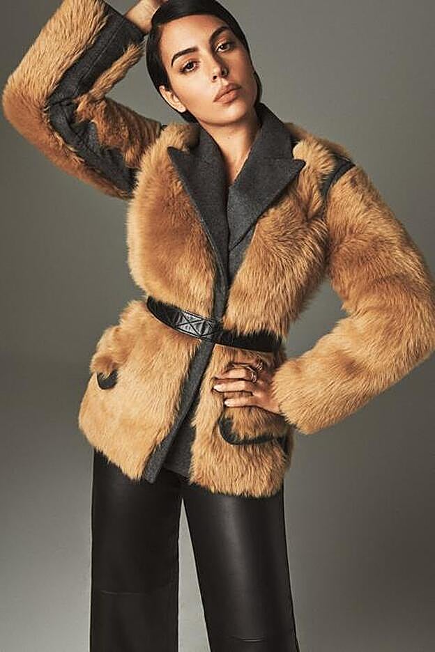 Americana de pelo sintético, de Fendi; pantalones de piel, de Karl Lagerfeld; y anillos de la colección Figlia di Fiori, de Pasquale Bruni. Para tratar el rostro, Advance Génifique Microbioma, de Lancôme.