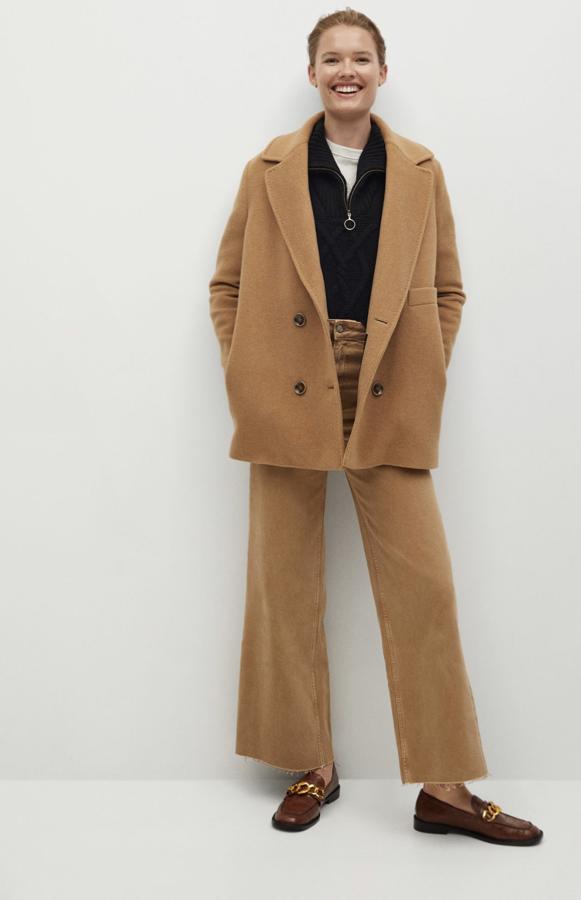 Si no te gustan los largos y prefieres un modelo más cortito para llevar con vaqueros, tu opción ideal está en Mango. Este, además, se lo hemos visto a Paula Echevarría hace muy poco (99,99 euros).