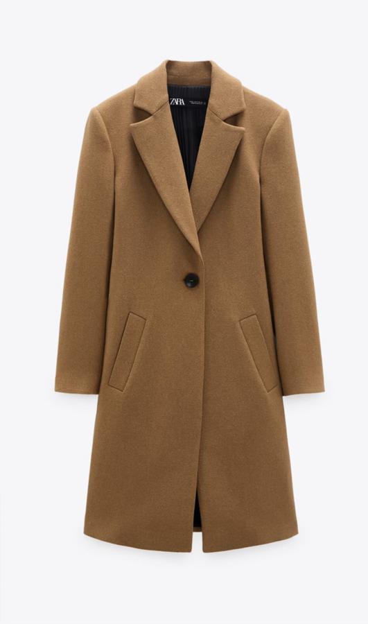 Minimalista, con esta prenda no hay dudas, su corte recto y con solo un botón sienta bien tengas la silueta que tengas. Es de Zara (69,95 euros).