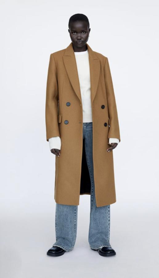 De nuevo Zara, que propone este básico abrigo camel de corte masculino. Un modelo que tiene mucho éxito en la firma y que repiten cada invierno sin apenas cambios (89,95 euros).