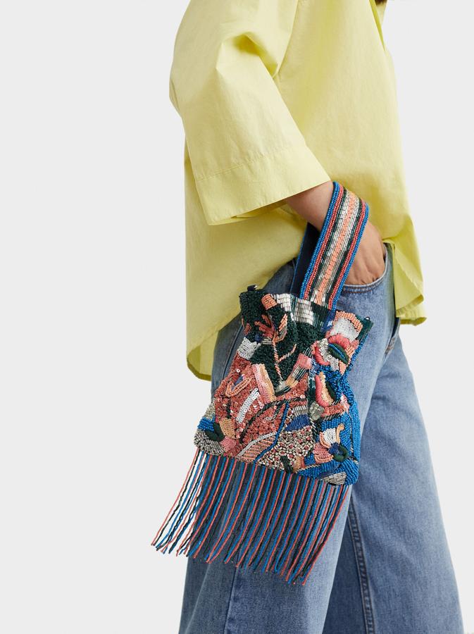 Bolso con apliques de Parfois, (19,99 euros).