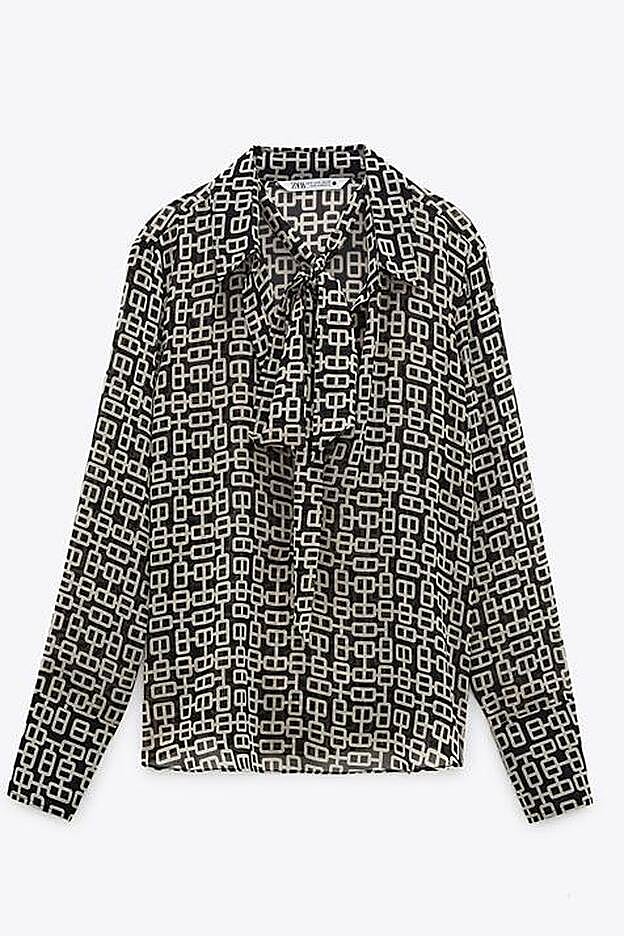 Blusa estampada con lazada al cuello, de Zara (29,95 €).