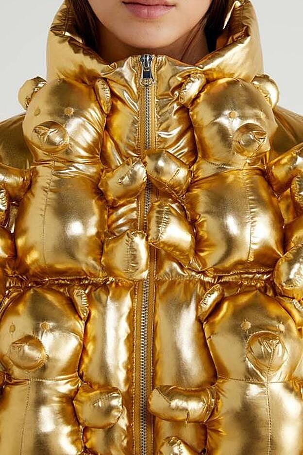 Detalle del anorak de Benetton en el que pueden apreciarse los osos de peluche que le dan volumen.