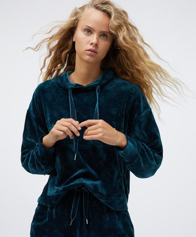Sudadera azul de terciopelo de Oysho, (19,99 euros).