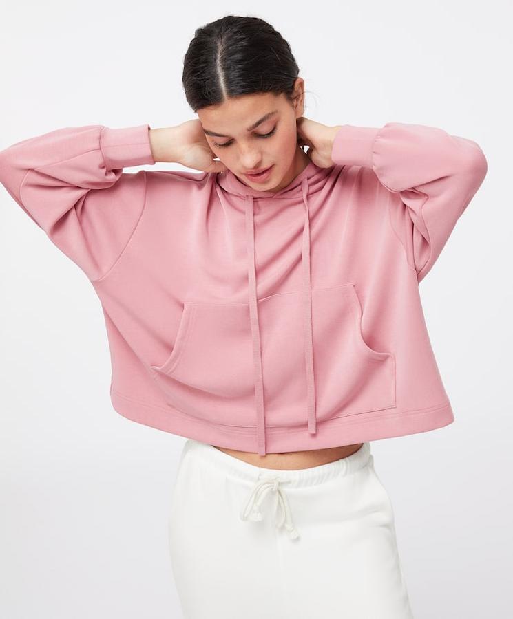 Sudadera rosa palo con bolsillos y capucha de Oysho, (29,99 euros).