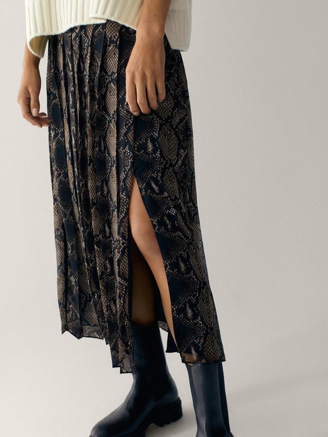 Con estampado de serpiente en tonos marrones y negros, esta falda plisada de Massimo Dutti viene con forro interior y bajo con aberturas en la parte frontal. Cuesta 69,95 euros y está disponible entre las tallas 36 y 42.