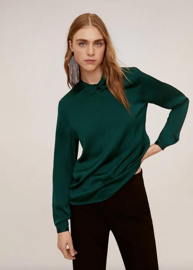 Tejido fluido en color esmeralda para esta blusa de Mango con efecto satinado, cuello redondo y mangas largas. Con nudo decorativo en el cuello, tiene un precio de 39,99 euros y hay que apuntarse en la lista de espera porque de momento se ha agotado en todas las tallas.