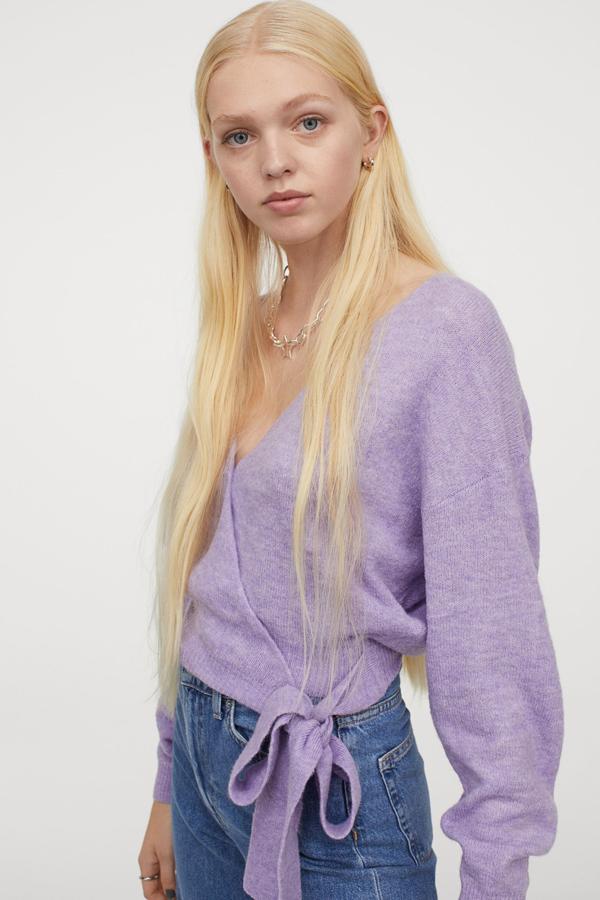 Chaqueta de punto malva con silueta cruzada rematada en un lazo, de H&M (24.99 euros).