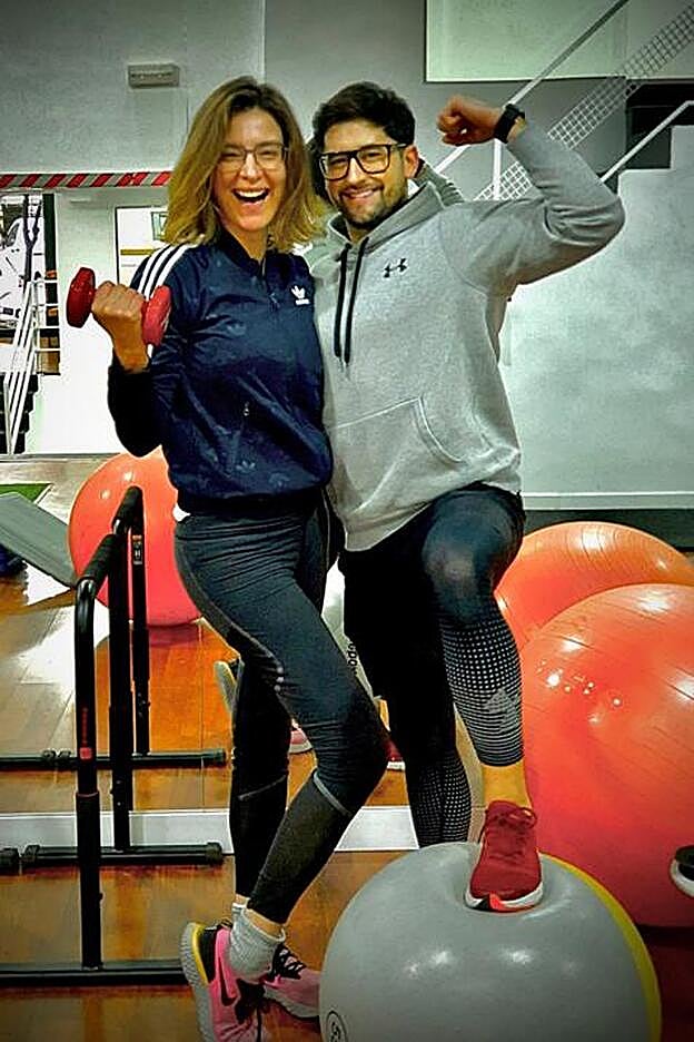 Sandra Barneda, sus mancuernas, y su entrenador personal, Fran Moyá.