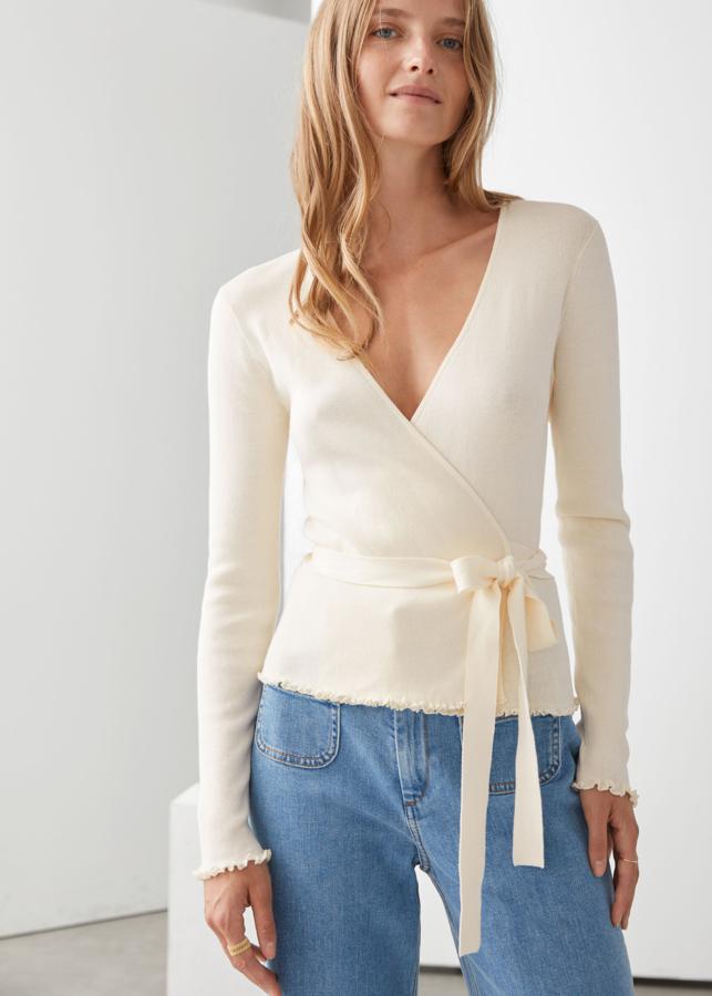 Chaqueta beige cruzada rematada con lazo en la cintura de &Other Stories (59 euros).