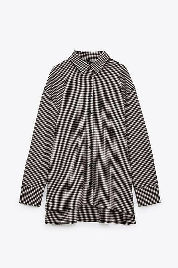 Camisa a cuadros rosa y negros de Zara, perfecta para entonar con el look.