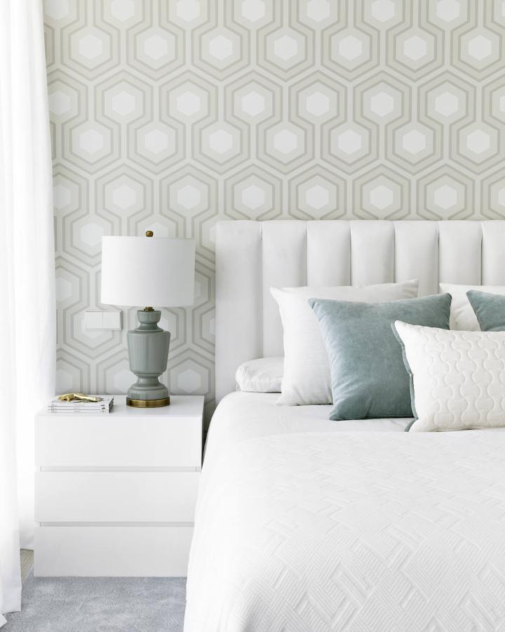 En los dormitorios de la casa de Paula Echevarría manda el minimalismo, con propuestas limpias, llenas de luz y sutiles notas de color. El lugar perfecto para descansar y desconectar.