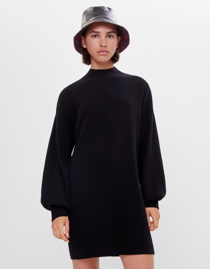 Vestido de punto de manga larga y cuello perkins, de Bershka (19,99 €).