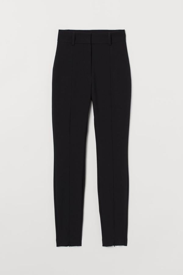 Talle alto con trabillas en la cintura y strech para este pantalón de H&M con perneras ajustadas con raya cosida y cremalleras ocultas en los bajos. Podemos encontrarlo entre las tallas 32 y 50 por 29,99 euros.