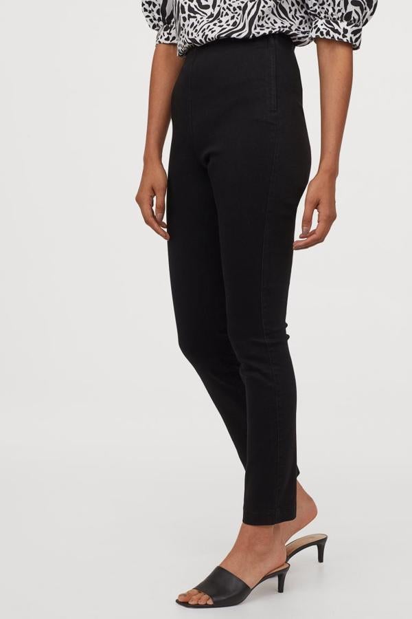 En sarga superelástica con elástico oculto en la cintura y perneras ajustadas con bajos ceñidos, este pantalón de talle alto de H&M tiene un precio de 14,99 euros y podemos encontrarlo entre las tallas 32 y 50.