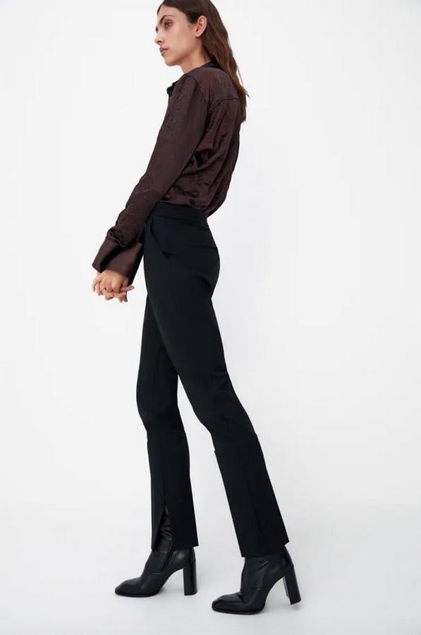 De tiro alto, con bolsillos laterales y de vivo en la espalda, este pantalón de Zara tipo pitillo viene con aberturas laterales en el bajo. Podemos encontrarlo entre las tallas XS y XXL por 39,95 euros.