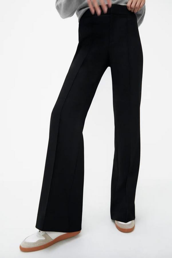 De tiro alto, con bajo acabado en línea evasé, viene con cierre frontal con cremallera, botón interior y gancho metálico. Es de Zara, tiene un precio de 39,95 euros y está disponible entre las tallas XS y XXL.