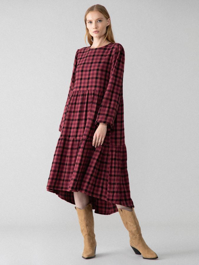 El estampado tendencia del otoño, los cuadros, llega en color granate a este vestido midi con manga larga u diferentes cortes fruncidos que le aportan volumen a la prenda. Tiene un precio de 22,99 euros y está disponible entre las tallas XS y XL.