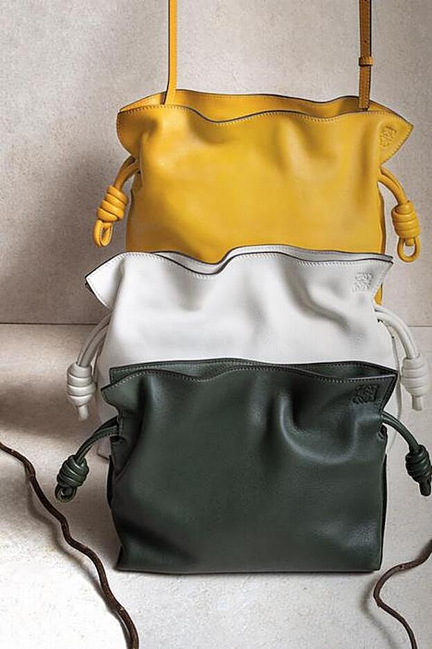 Tres de los colores en los que se declina el nuevo Flamenco Clutch de Loewe.