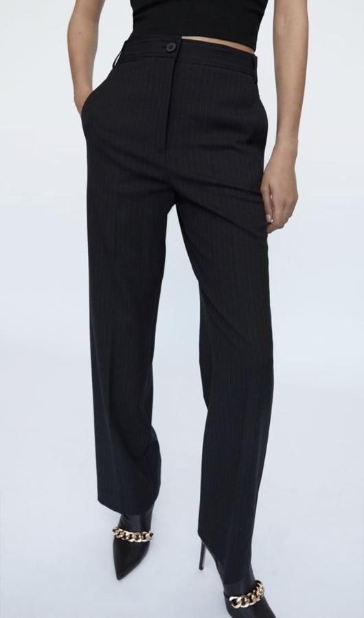 Pantalones de vestir con raya diplomática y bolsillos laterales, de corte recto, de Zara (49,95 euros).