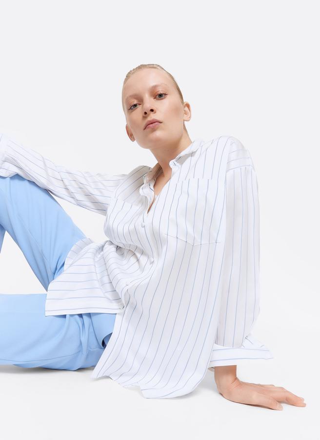 Camisa de corte masculino y raya diplomática en azul, de Uterqüe (79 euros).